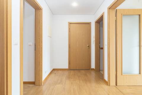 Apartamento T2 com elevador, parqueamento e arrecadação nas Manteigadas