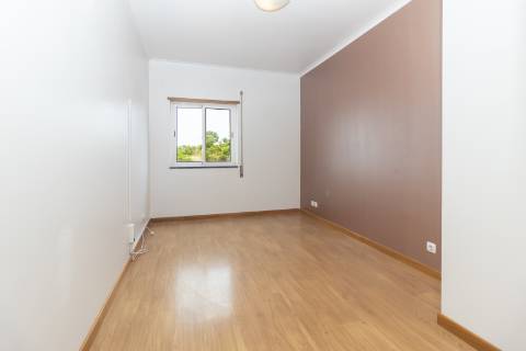 Apartamento T2 com elevador, parqueamento e arrecadação nas Manteigadas
