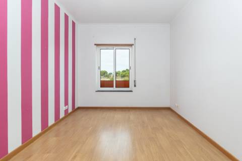 Apartamento T2 com elevador, parqueamento e arrecadação nas Manteigadas