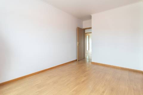 Apartamento T2 com elevador, parqueamento e arrecadação nas Manteigadas