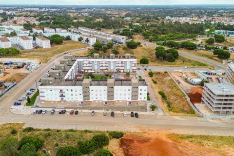 Apartamento T2 com elevador, parqueamento e arrecadação nas Manteigadas