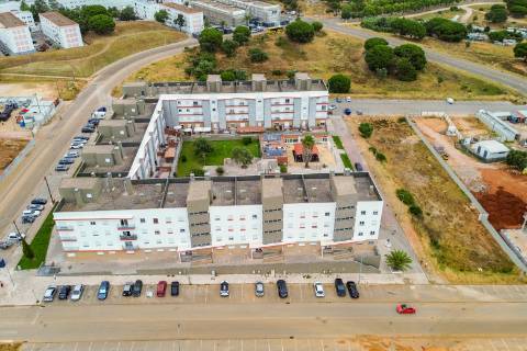 Apartamento T2 com elevador, parqueamento e arrecadação nas Manteigadas