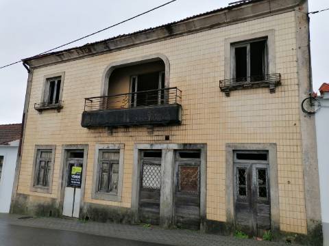 Moradia para Restauro + Terreno Urbano em Paços de Brandão, Santa Maria da Feira