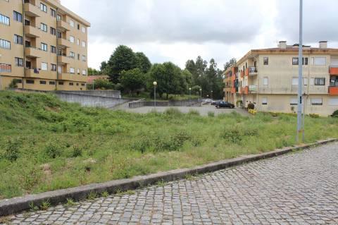Lote de terreno destinado a serviços em Mozelos