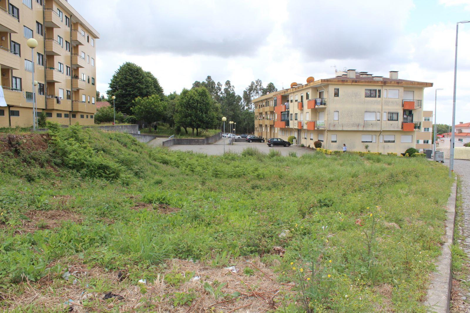 Lote de terreno destinado a serviços em Mozelos