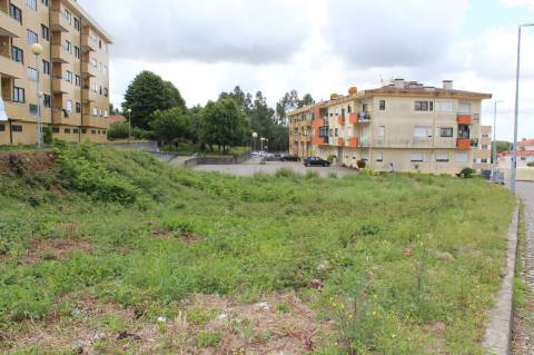 Lote de terreno destinado a serviços em Mozelos