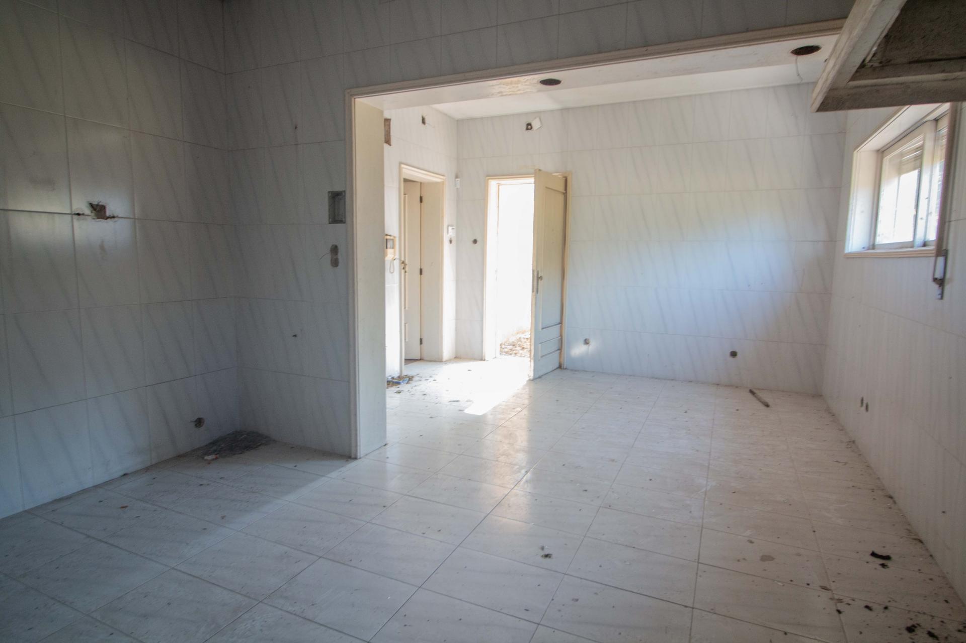Quinta com 2 casas e 5 lotes de terreno em São João da Madeira