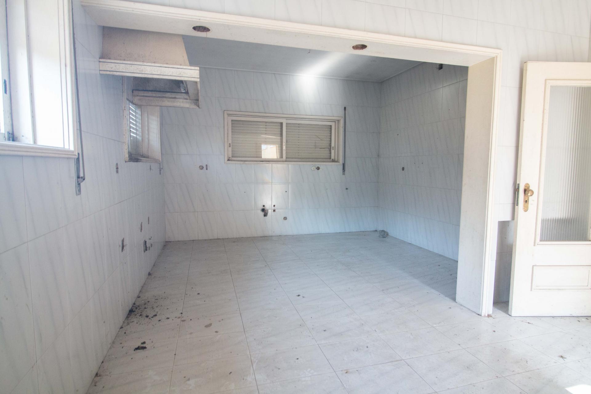 Quinta com 2 casas e 5 lotes de terreno em São João da Madeira