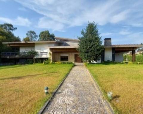 Moradia com Armazém em Vila Nova de Famalicão
