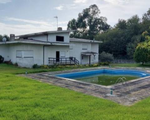 Moradia com Armazém em Vila Nova de Famalicão