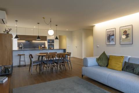 Apartamento T3 com varanda, suite, garagem dupla e arrecadação.