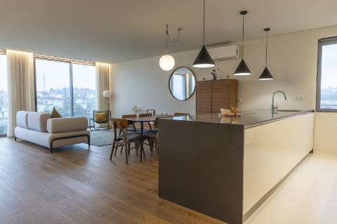 Apartamento T3 com varanda, suite, garagem dupla e arrecadação.