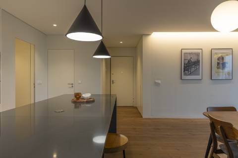 Apartamento T3 com varanda, suite, garagem dupla e arrecadação.