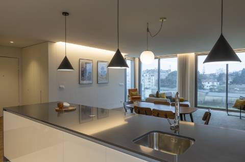 Apartamento T3 com varanda, suite, garagem dupla e arrecadação.