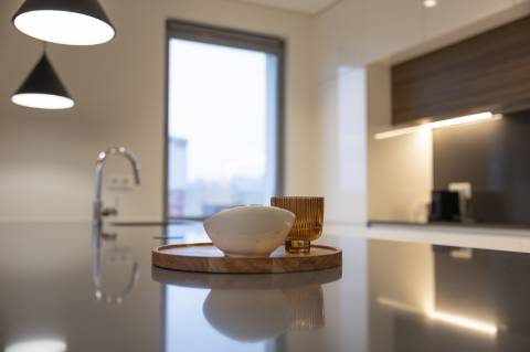Apartamento T3 com varanda, suite, garagem dupla e arrecadação.