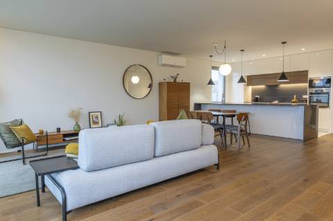Apartamento T3 com varanda, suite, garagem dupla e arrecadação.