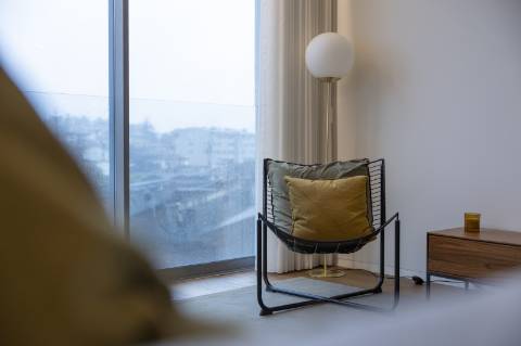 Apartamento T3 com varanda, suite, garagem dupla e arrecadação.