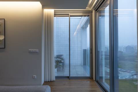 Apartamento T3 com varanda, suite, garagem dupla e arrecadação.