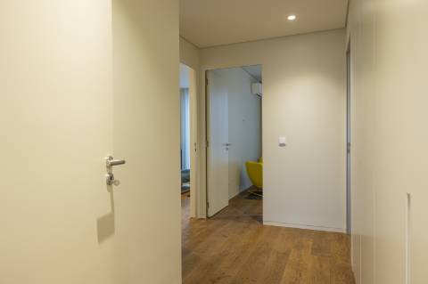 Apartamento T3 com varanda, suite, garagem dupla e arrecadação.