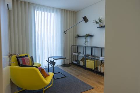 Apartamento T3 com varanda, suite, garagem dupla e arrecadação.