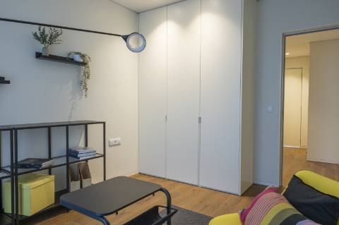 Apartamento T3 com varanda, suite, garagem dupla e arrecadação.