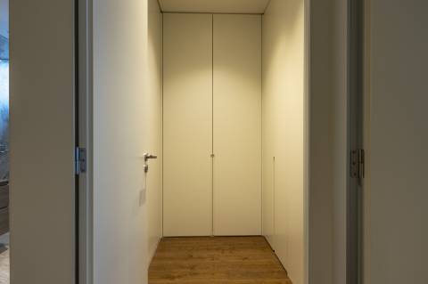 Apartamento T3 com varanda, suite, garagem dupla e arrecadação.
