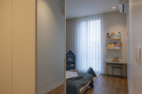Apartamento T3 com varanda, suite, garagem dupla e arrecadação.