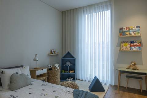 Apartamento T3 com varanda, suite, garagem dupla e arrecadação.
