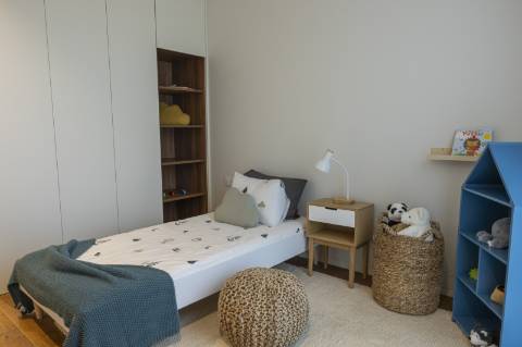 Apartamento T3 com varanda, suite, garagem dupla e arrecadação.
