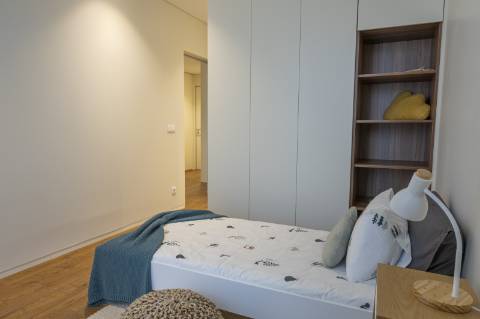 Apartamento T3 com varanda, suite, garagem dupla e arrecadação.