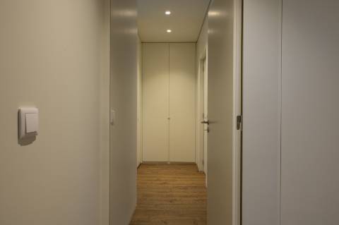 Apartamento T3 com varanda, suite, garagem dupla e arrecadação.