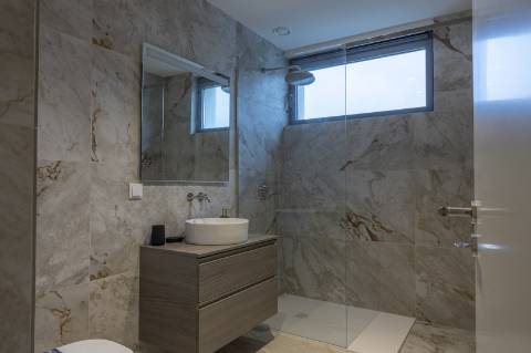Apartamento T3 com varanda, suite, garagem dupla e arrecadação.
