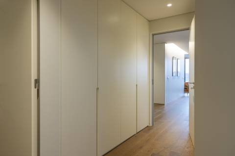 Apartamento T3 com varanda, suite, garagem dupla e arrecadação.
