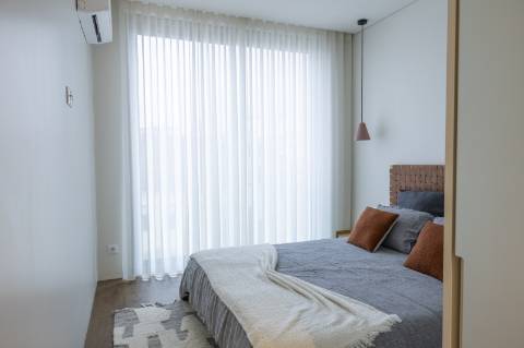 Apartamento T3 com varanda, suite, garagem dupla e arrecadação.