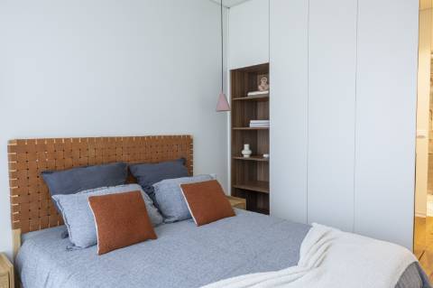 Apartamento T3 com varanda, suite, garagem dupla e arrecadação.