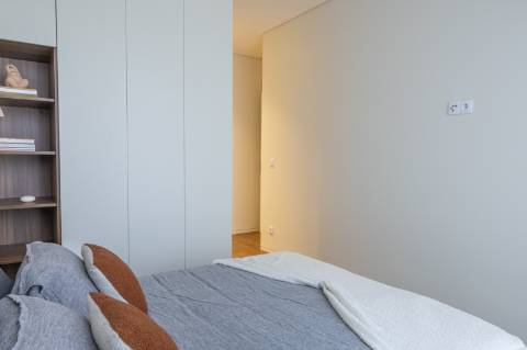 Apartamento T3 com varanda, suite, garagem dupla e arrecadação.