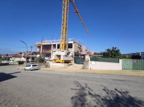 Apartamento T2 novo com varanda e garagem - Nogueira do Cravo