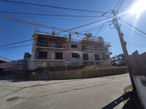 Apartamento T2 novo com varanda e garagem - Nogueira do Cravo