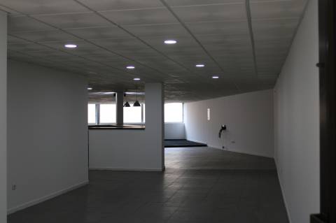 Ampla Loja Comercial no Centro de Sacavém