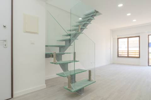 | T3 DUPLEX REMODELADO | 100M DA PRAIA | COSTA DA CAPARICA |