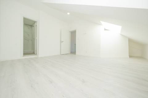 | T3 DUPLEX REMODELADO | 100M DA PRAIA | COSTA DA CAPARICA |
