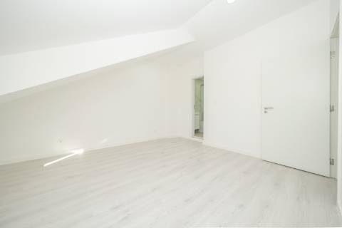 | T3 DUPLEX REMODELADO | 100M DA PRAIA | COSTA DA CAPARICA |