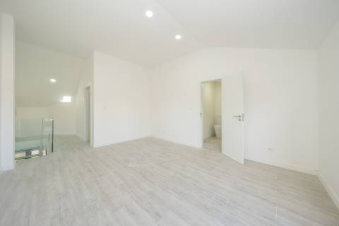 | T3 DUPLEX REMODELADO | 100M DA PRAIA | COSTA DA CAPARICA |