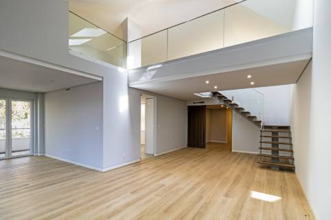 Viva o Sonho em Carcavelos: Luxuoso T3+1 em Duplex com Varandas e Mezanine!