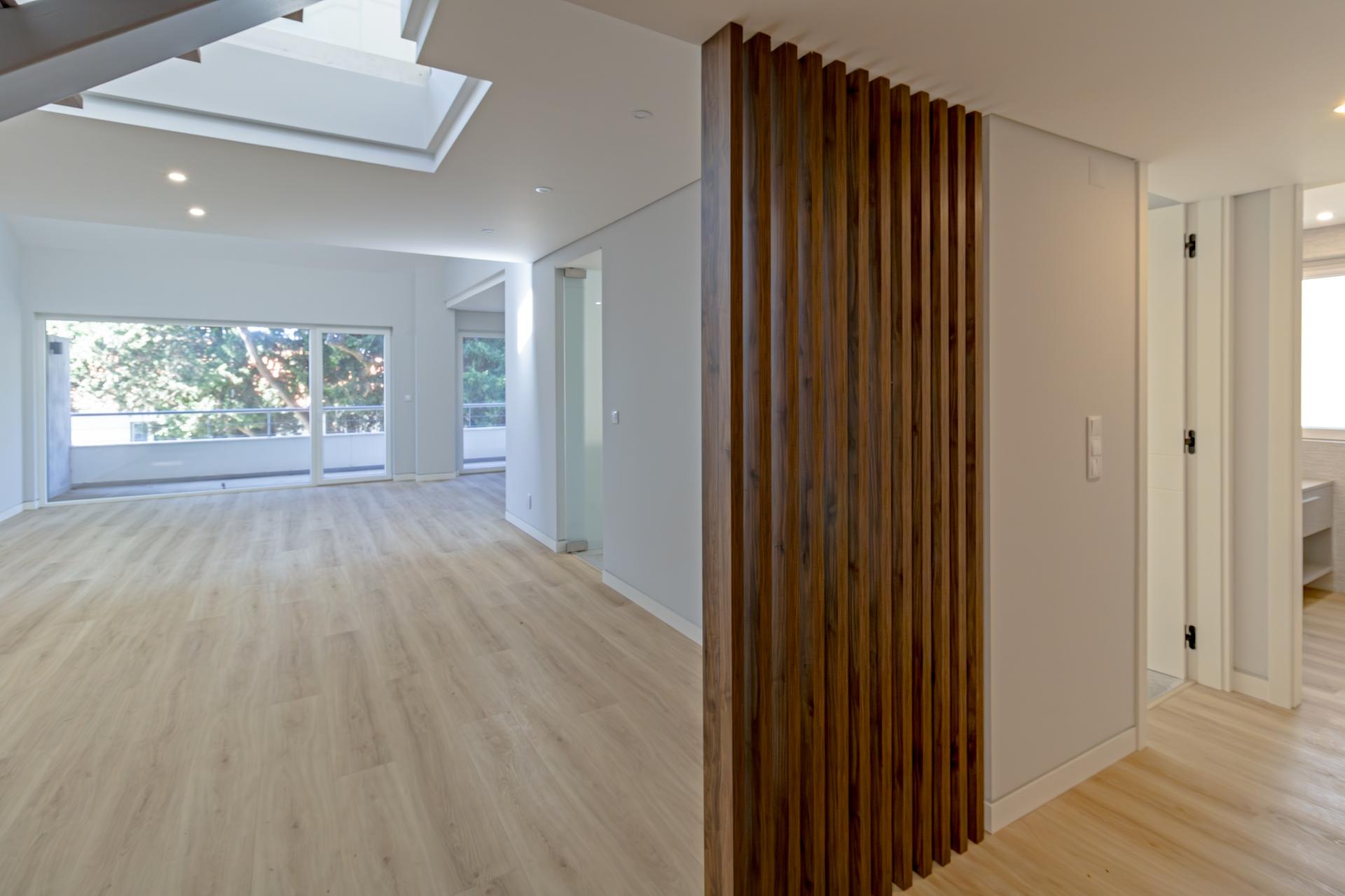 Viva o Sonho em Carcavelos: Luxuoso T3+1 em Duplex com Varandas e Mezanine!