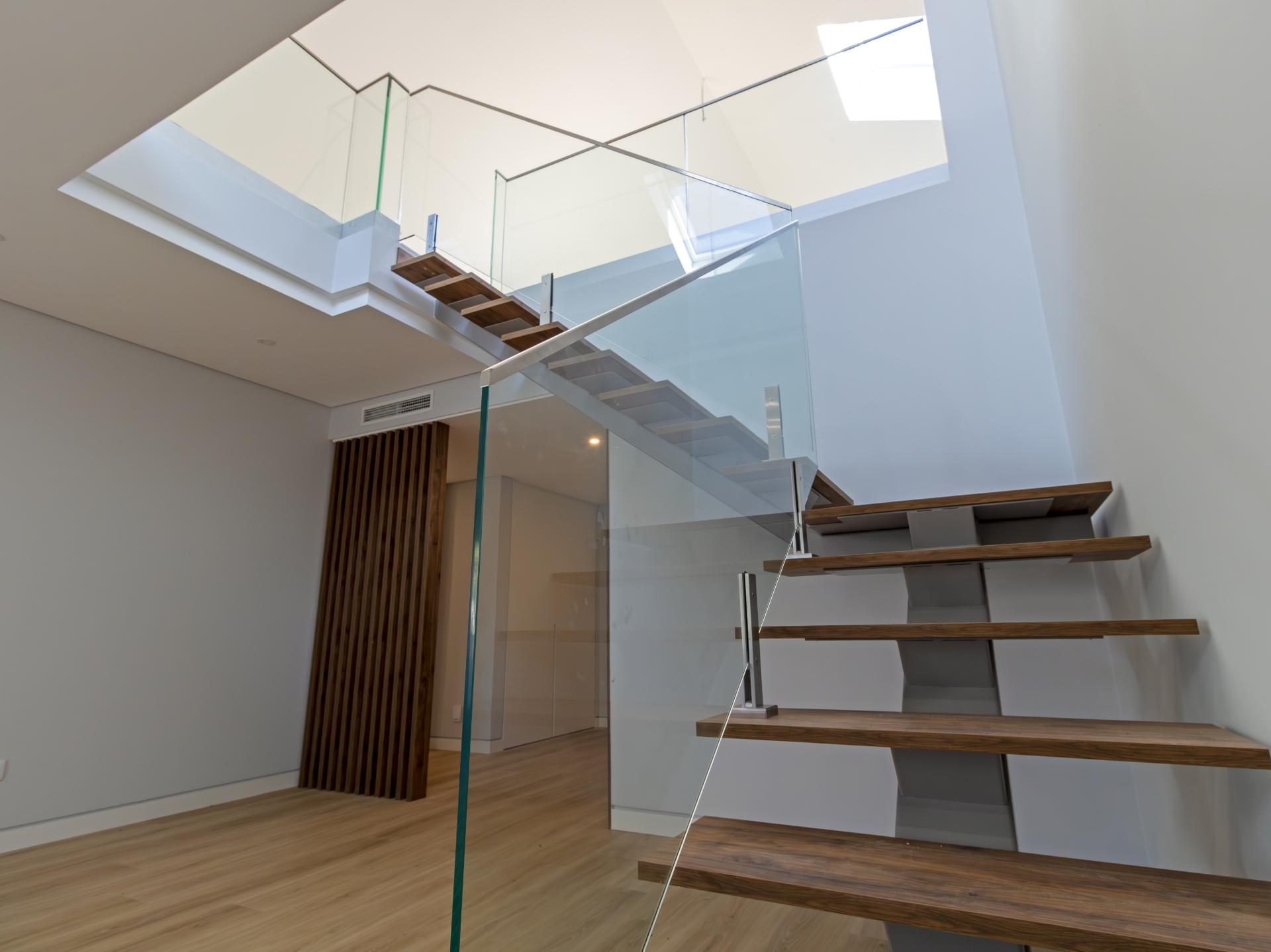 Viva o Sonho em Carcavelos: Luxuoso T3+1 em Duplex com Varandas e Mezanine!