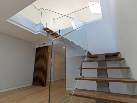 Viva o Sonho em Carcavelos: Luxuoso T3+1 em Duplex com Varandas e Mezanine!