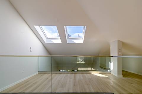 Viva o Sonho em Carcavelos: Luxuoso T3+1 em Duplex com Varandas e Mezanine!