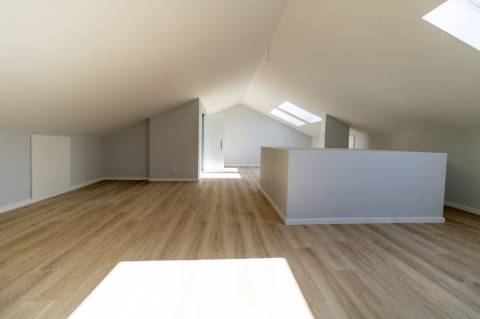 Viva o Sonho em Carcavelos: Luxuoso T3+1 em Duplex com Varandas e Mezanine!