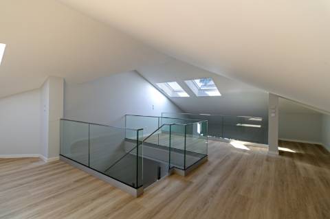 Viva o Sonho em Carcavelos: Luxuoso T3+1 em Duplex com Varandas e Mezanine!